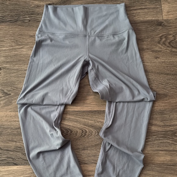 Like new Lululemon Gray High-Waisted Leggings worn once ribbed size 6 new Lulu - Picture 2 of 7